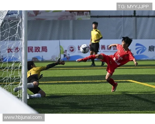 杭州足球队的团队协作揭秘：如何在绿茵场上实现完美配合与默契合作